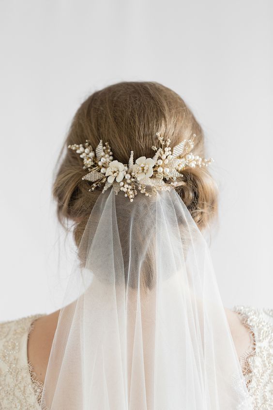 This hair comb is a charming piece to frame your hairdo and attach the flyaway veil.: 