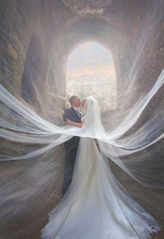 Incredible Wedding Photos of Couples That Go Above & Beyond - Veiled: 